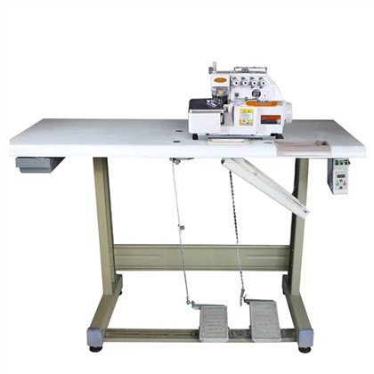 औद्योगिक 4 थ्रेड ओवरलॉक सिलाई मशीन